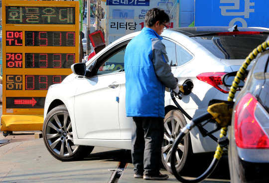 추락하는 유가, 원유 수입가격 3년 9개월 만에 최저  <이 기사는 2014년 12월 21일 17시 00분부터 사용할 수 있습니다.  고객사의 제작 편의를 위해 미리 송고하는 것으로, 그 이전에는 절대로 사용해서는 안됩니다.  엠바고 파기시 전적으로 귀사에 책임이 있습니다.>      (서울=연합뉴스) 황광모 기자 = 21일 유가정보시스템 '오피넷' 기준으로 서울에서 최저가격으로 휘발유와 경유를 판매하고 있는 서울 영등포의 한 주유소에서 직원이 몰려드는 차량에 주유를 하고 있다. 이날 우리나라의 원유 수입 가격은 국제 유가가 하락세를 3년 9개월 만에 가장 낮은 수준으로 떨어졌다. 2014.12.21      hkmpooh@yna.co.kr  (끝)